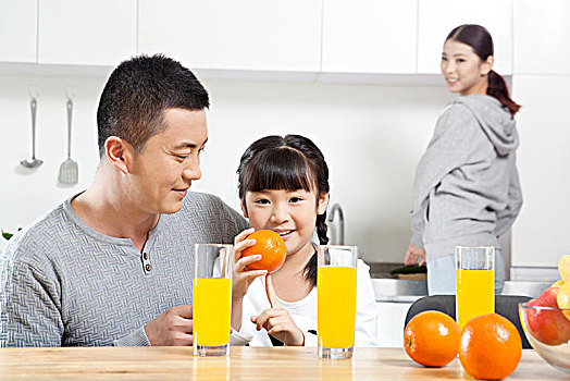 甜蜜美滿(mǎn)的一家三口