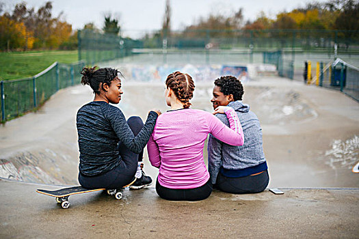 后视图,三个女人,年轻,玩滑板,交谈,滑板,公园