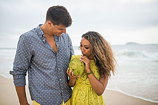 年轻,情侣,椰汁,伊帕内玛海滩,里约热内卢,巴西