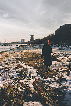 北京市门头沟区永定河冬日风光,行走在河滩上的女生