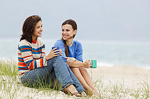 两个女人,海滩