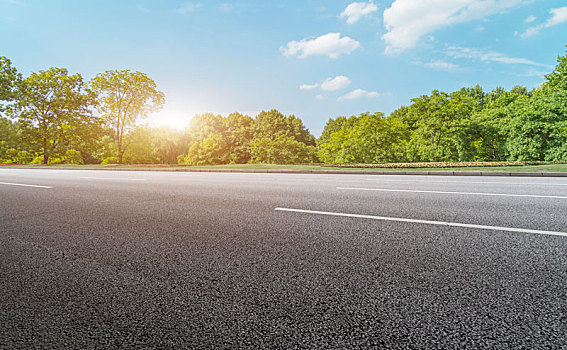 前景为空的道路地面和户外自然景观