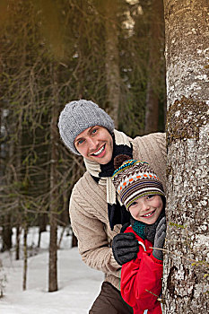 头像,高兴,父子,后面,树干,雪,木头