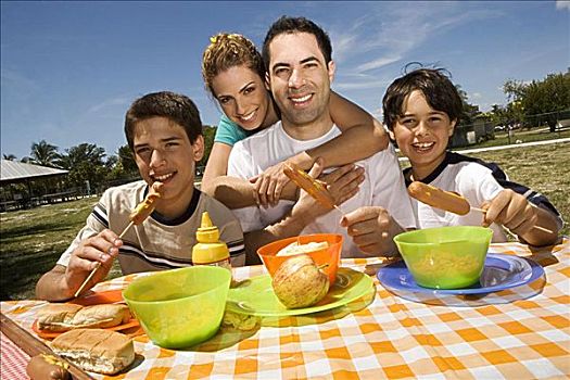 两个男孩,吃,香肠,父母,野餐
