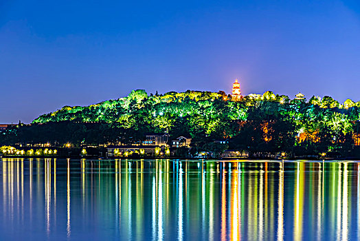 南京玄武湖鸡鸣寺夜景