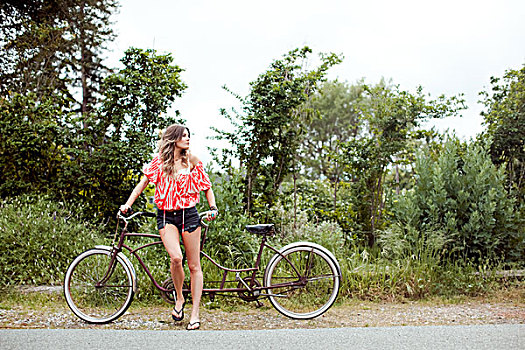 美女,双人自行车,看,上方,肩部,乡村道路