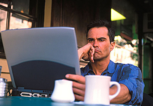 男人,坐,户外,一杯咖啡,工作,笔记本电脑