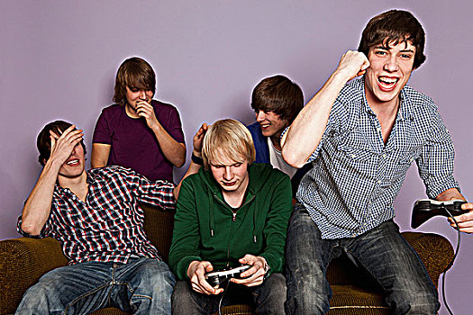 两个,青少年,男孩,玩,电子游戏,朋友,愉悦