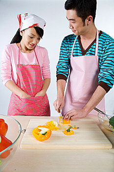 一对年轻夫妇在做饭