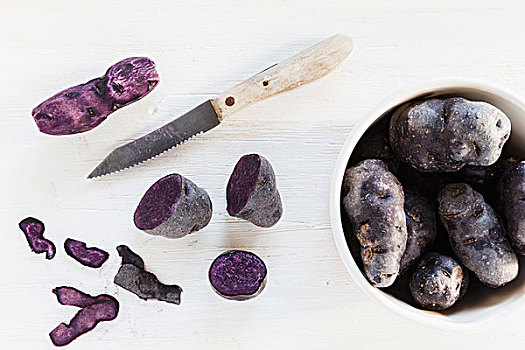 紫色马铃薯,土豆,去皮,刀
