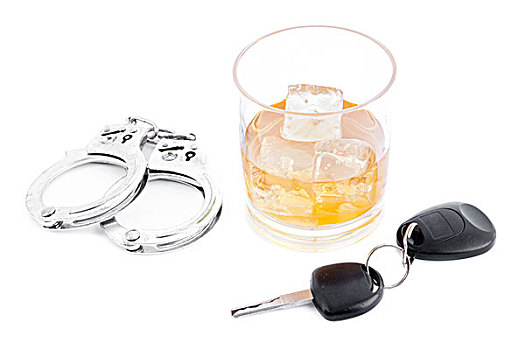 手铐,威士忌,车钥匙,白色背景