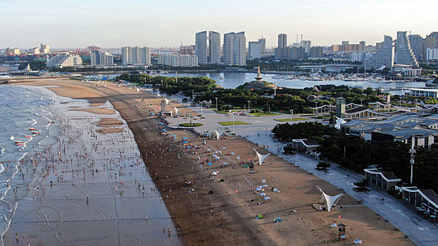 山东省日照市,夏日万平口成欢乐海洋,海水浴场人头攒动游客乐享周末