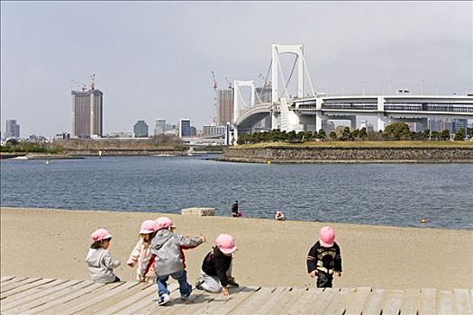 孩子,玩,河,岸边,彩虹桥,背景,东京,日本