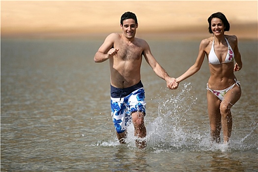 情侣,微笑,泳衣,水,流动,一起,海岸