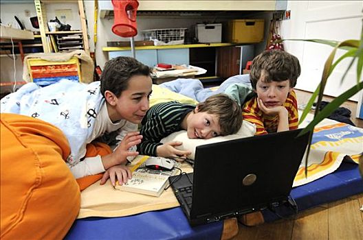 三个男孩,玩,电脑游戏,笔记本电脑