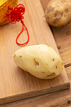 一粒剥皮的土豆