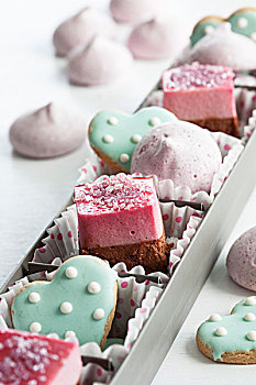 树莓,花色小蛋糕,心形,饼干,蛋白甜饼,盒子