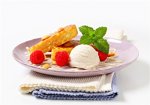 杏仁蛋糕,冰淇淋,树莓
