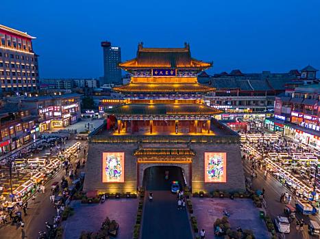 航拍河南开封鼓楼广场夜景,开封鼓楼夜市美食小吃摊位,都市天际线,城市地标建筑,旅游目的地