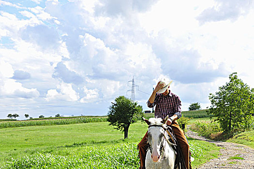 男青年,调整,牛仔帽,骑,马,乡村道路