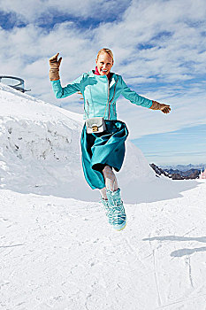 笑,女人,穿,皮夹克,裙子,月亮,靴子,跳跃,滑雪,滑雪道