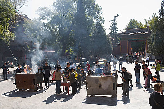 北京雍和宫内烧香的游人