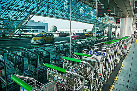 台湾桃园国际机场航站楼行李小推车