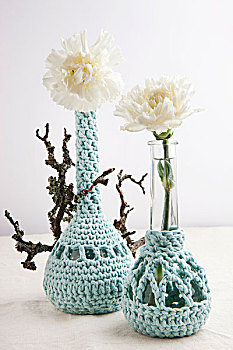 两个,花瓶,编织,拿着,一个,白色,康乃馨,相互
