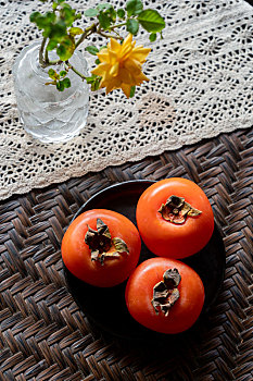 桌子上的柿子