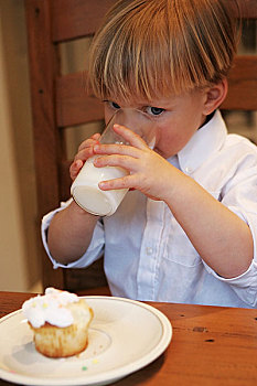 男孩,坐,桌子,牛奶杯,杯形蛋糕