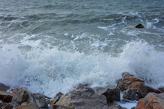 晴天下的大海海浪