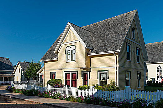 黄色,房子,白围栏,蓝天,绿色,山墙,爱德华王子岛,加拿大