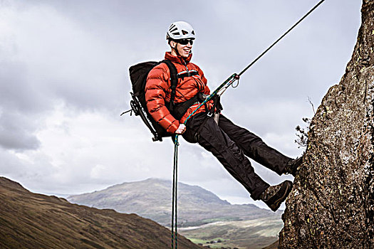男青年,攀登,登山绳降,石头,湖区,坎布里亚,英国
