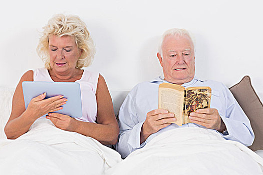 老年夫妇,读,平板电脑,床上