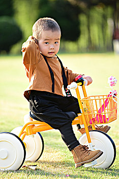 骑着三轮车的小男孩