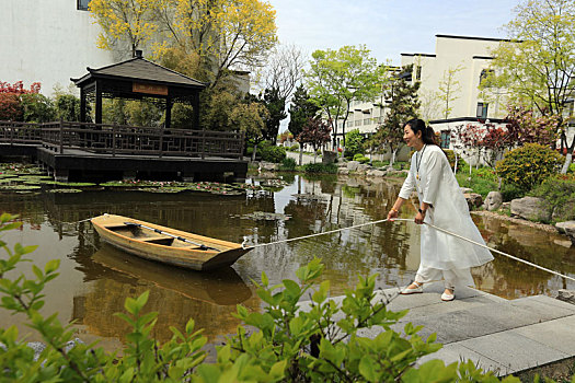 山东省日照市,探访特色民宿,游客乘兴打卡体验