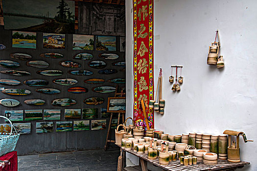 安徽黟县宏村的竹制工艺品