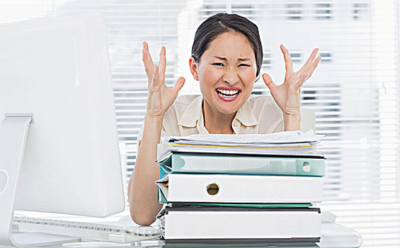 愤怒,职业女性,叫,一堆,文件夹,书桌