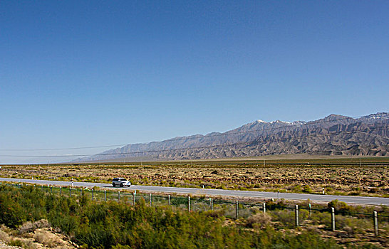 青藏公路上行驶的汽车