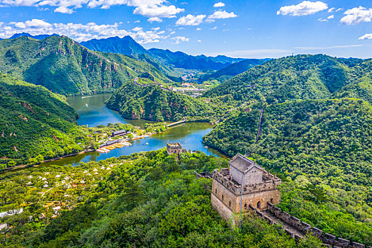 北京怀柔黄花城水长城,绿水青山风景如画