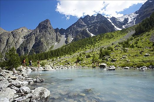 法国,阿尔卑斯山,上阿尔卑斯省,山谷,湖,远足者