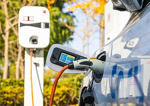 新能源汽车充电站和正在充电的电动汽车特写