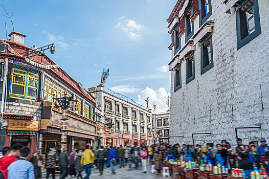 西藏拉萨八廓街上有很多朝圣的人群