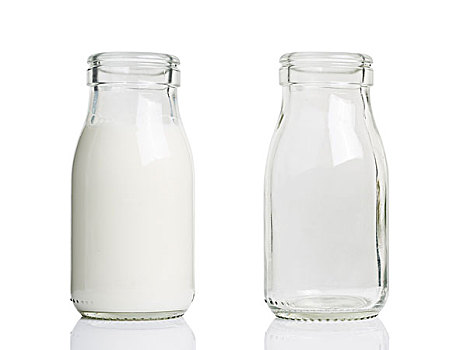 牛奶瓶,一个空的和一个装满牛奶
