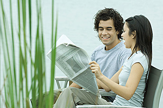 年轻,情侣,读报,一起,边缘,湖