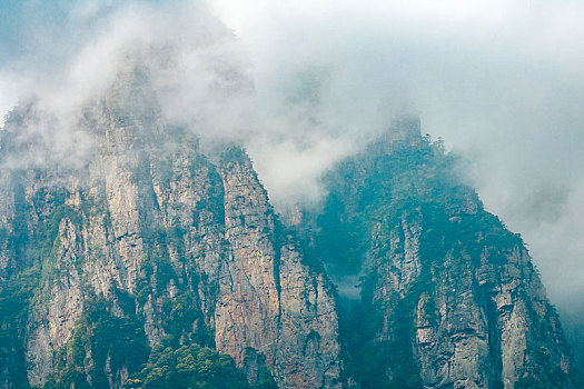 广西金秀圣堂山南山丹霞险峰雾海景观