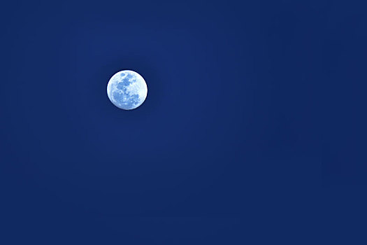 蓝色天空下的月亮