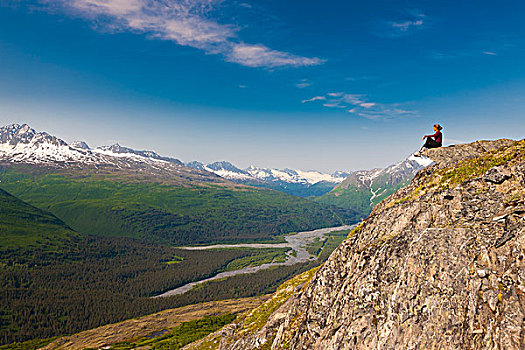 远足者,岩石上,岩层,俯瞰,河谷,楚加奇国家森林,阿拉斯加,夏天