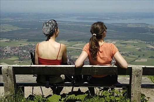 背影,两个,女青年,坐,长椅,风景,基姆湖,山,巴伐利亚