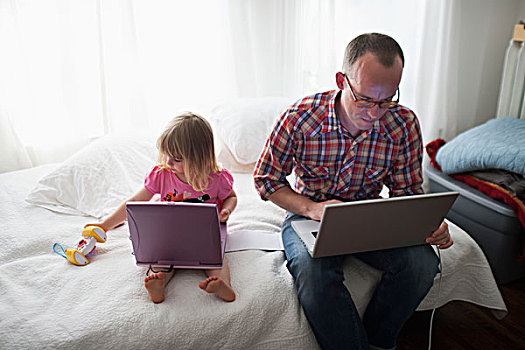 父亲,女儿,在家,工作,笔记本电脑,多伦多,安大略省,加拿大